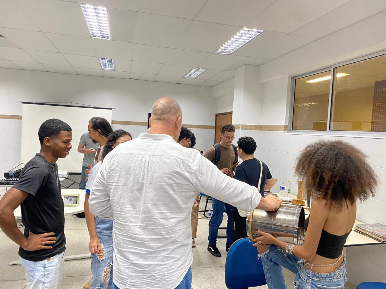 Mãos na massa: Alfredo Castro demonstra os fundamentos dos instrumentos, com os alunos atentos aos detalhes.