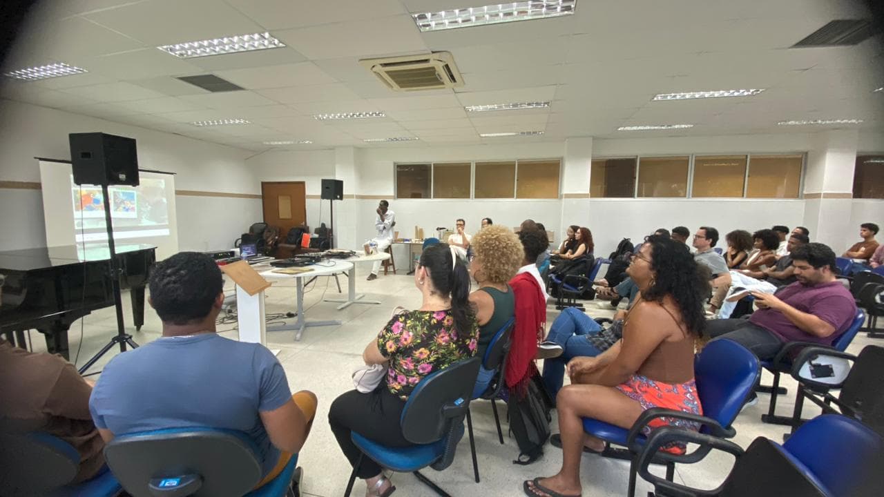 Olhares voltados para o telão: além da audição dos discos, o encontro contou com exibições de vídeo.