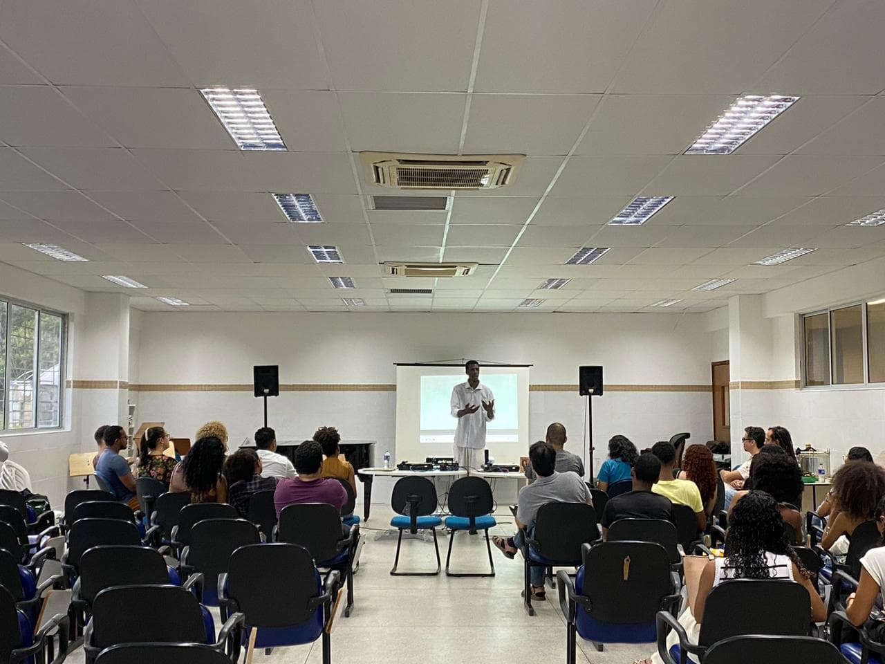 Sala de aula, palco de cultura: no DMU da UFS, Tiganá Macedo conduz a audição comentada.