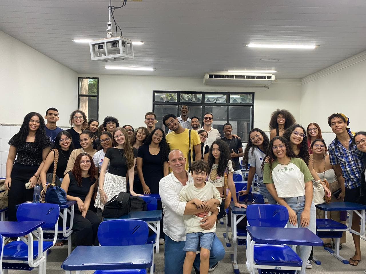 Samba em Rodas II em São Cristóvão: professores, alunos e facilitadores reunidos após uma tarde de aprendizado, memória e ritmo no Departamento de Música da UFS.