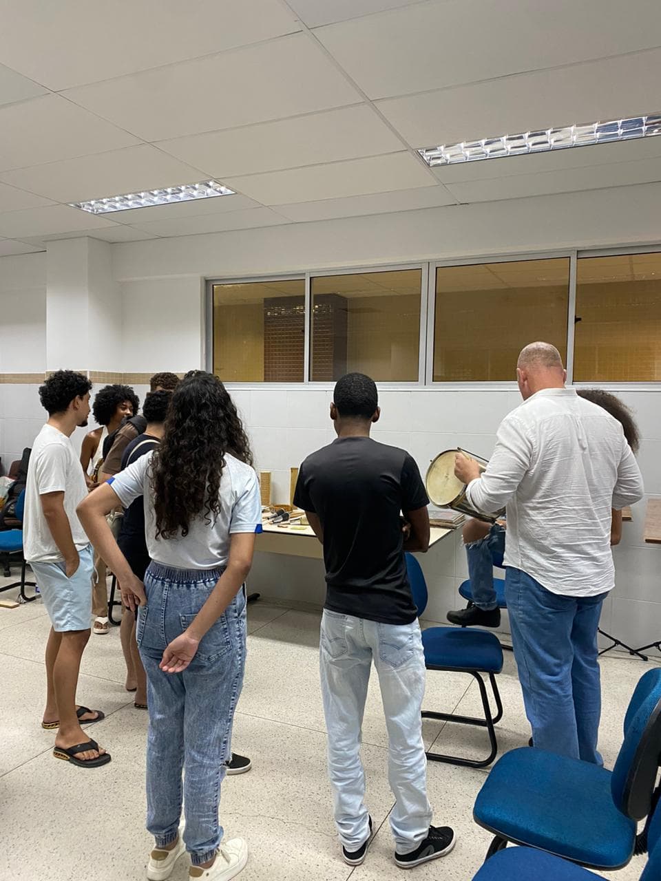 Mãos na massa: estudantes experimentam a empunhadura e o peso dos instrumentos, vivenciando na prática as técnicas repassadas pelo facilitador Alfredo Castro.