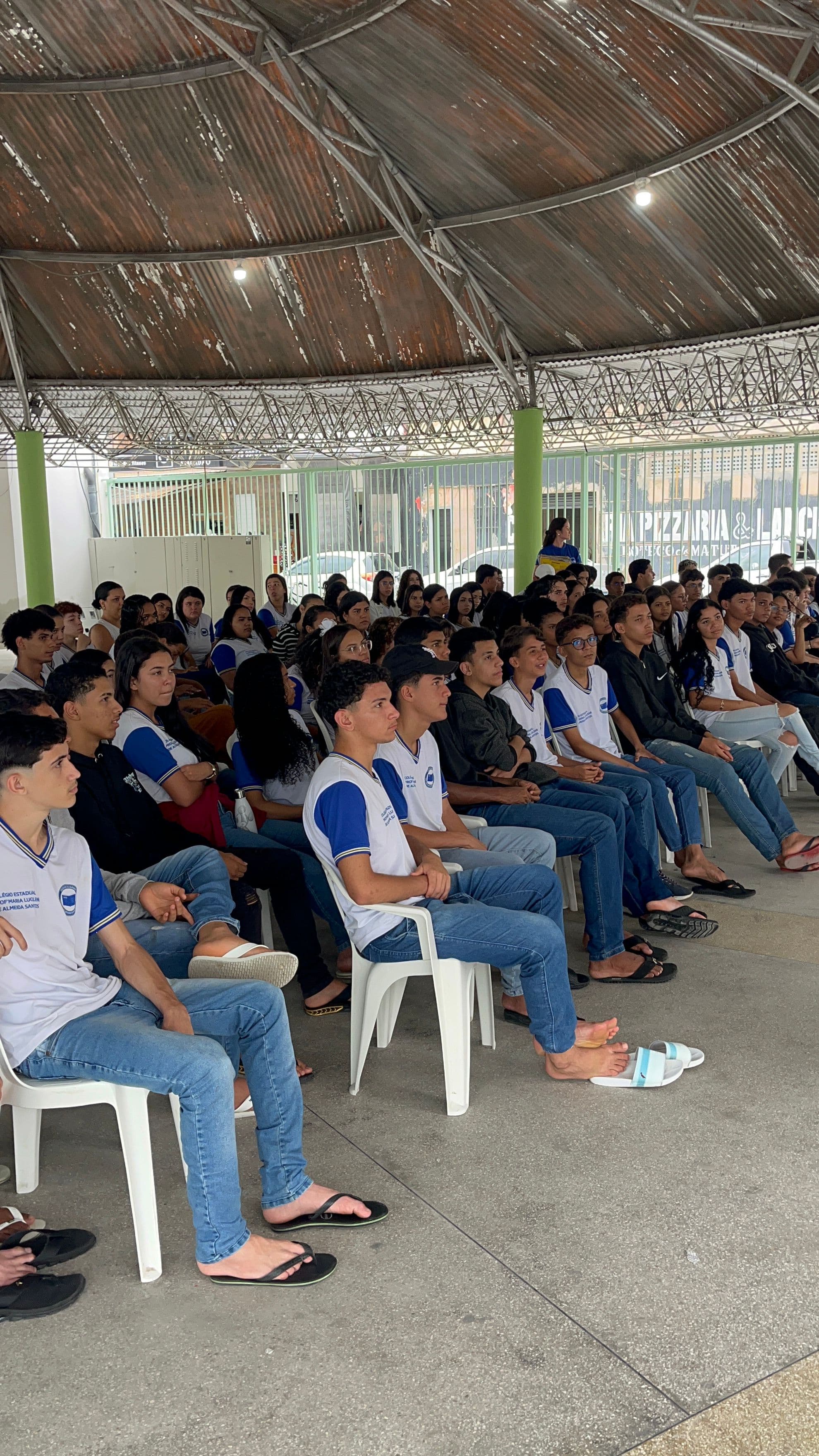 Escuta atenta: estudantes do Colégio Estadual Prof. Maria Lucilene imersos nas histórias do projeto "Dialogando ao Som do Vinil".